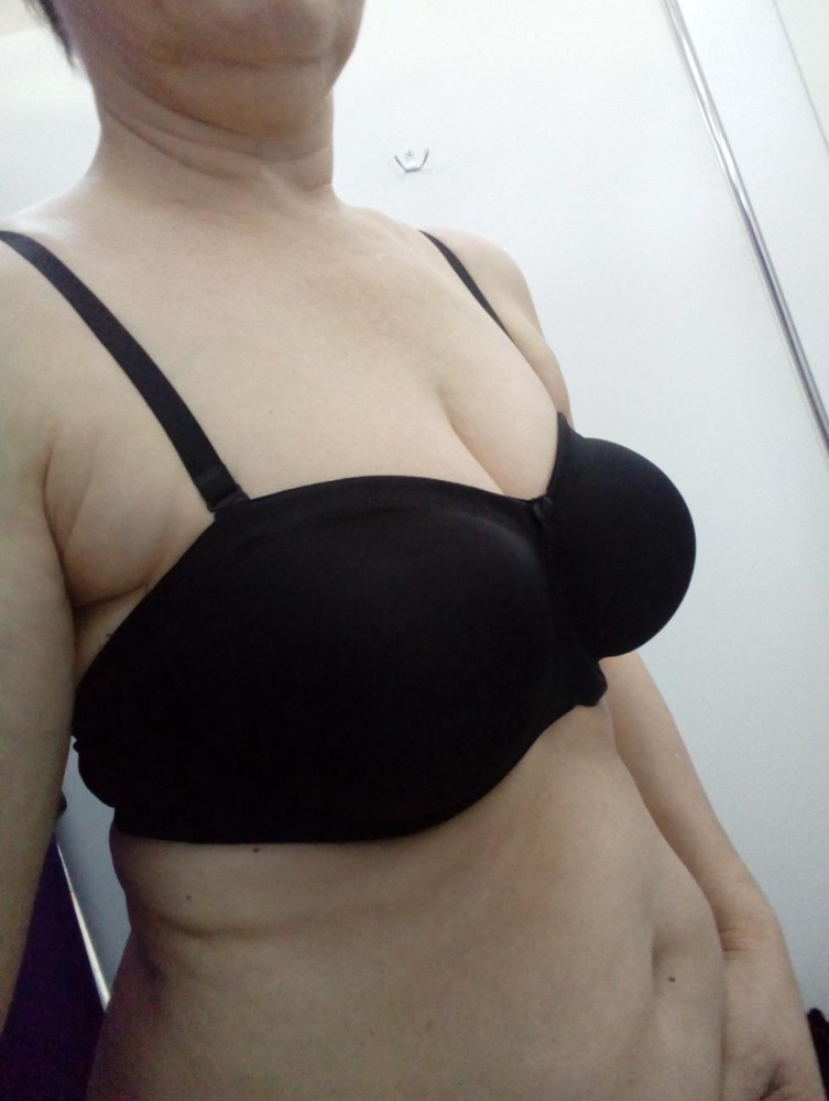 Неплохой. Пошив аккуратный. Достаточно открытый. Оставила. Но в другом цвете, как планировала брать не буду. Грудь разводит немного в стороны и материал не самый комфортный. Для активных движений подойдет, ничего не выпадет.