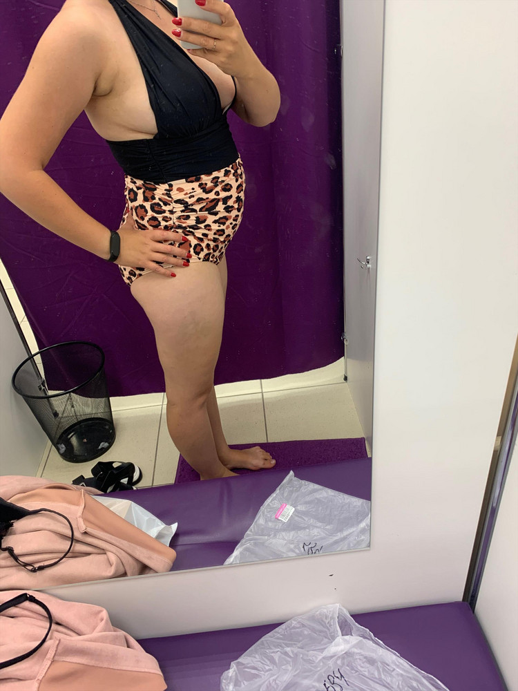 После родов фигура расползлась, купальник что надо красиво подчеркнул, что не надо замаскировал. Качество супер!  