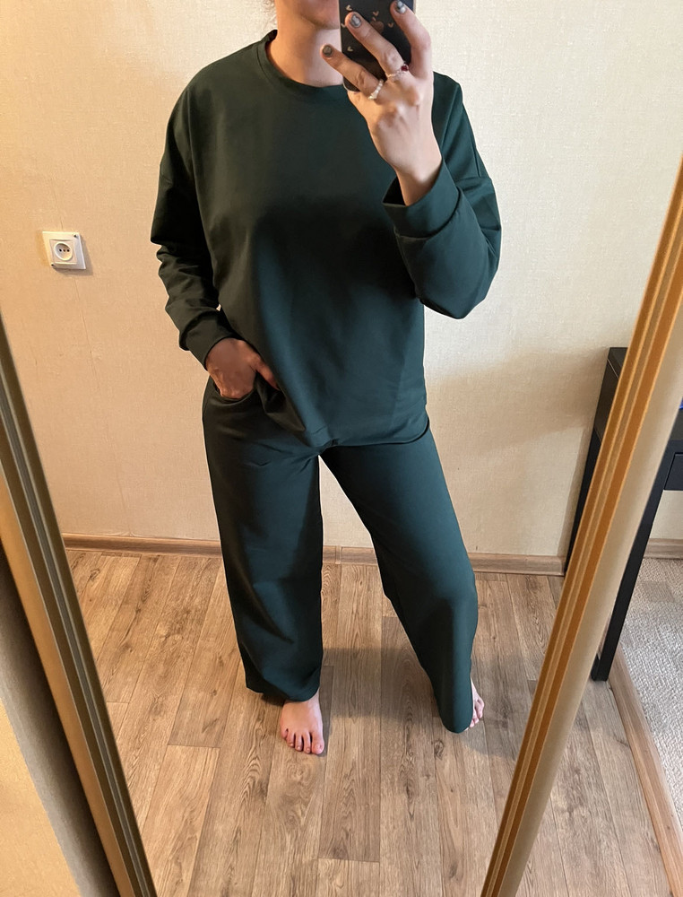 Чудо костюм , рост 164 размер 44-46 . Взяла 48 так как большие бедра  и не прогадала . 100/10 , рекомендую . Из минусов запах бабушки 😁