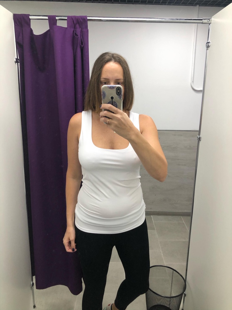 Майка отличная, цена 284 ₽ сказочная. Никто не писал в отзывах, что майка-стретч. По фигуре садится как надо, вырез очень удачный. На мой рост 180 см. размер производителя М сел отлично, она длинная, что порадовало. Да, тонковата там где нет подклада, но если ее брать как базовую под пиджак это находка, буду брать ещё в других цветах;)