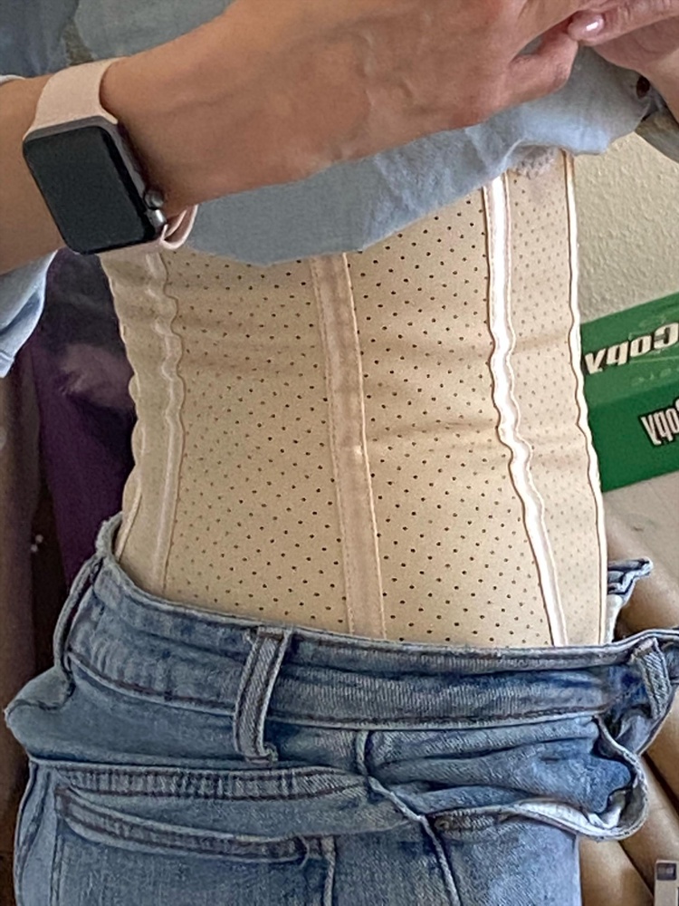 Купила для поддержания осанки, т.к. в нем я всегда в тонусе, не даю себе округлять спину. Держит прекрасно, под одеждой незаметен