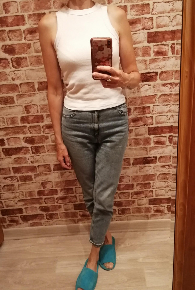 Очень красивая майка. Классная пройма по типу "американской". Единственное, хотелось бы немного подлинное на свой рост 174 см. В остальном все отлично.