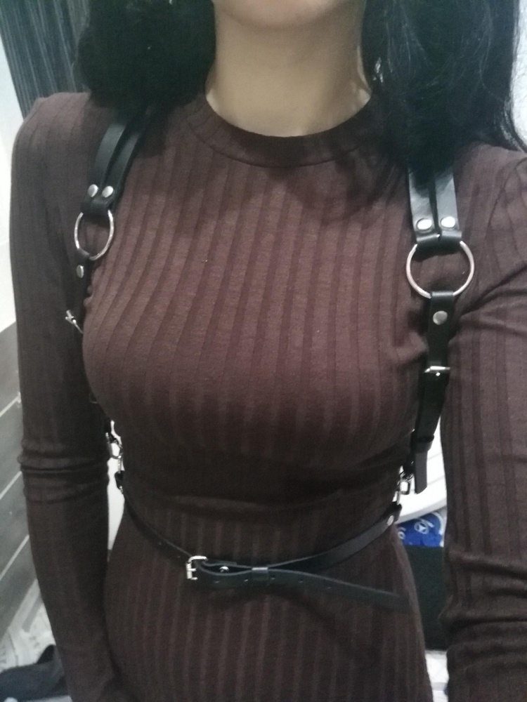 Мне понравилась. Интересная штуковина. Ношу со скучными платьями в обтяг. Правда вонючая, но быстро выветрилась.