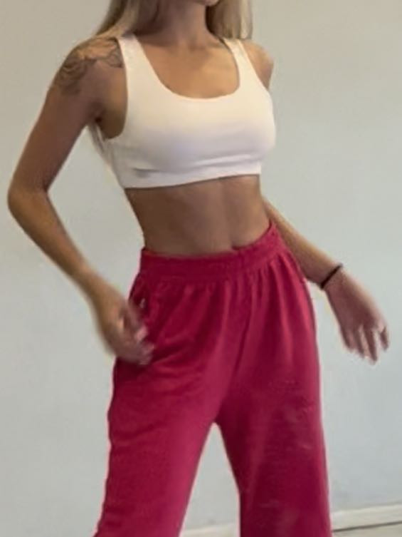 Классный, очень удобный для танцев. Грудь совсем немного видно, но не критично