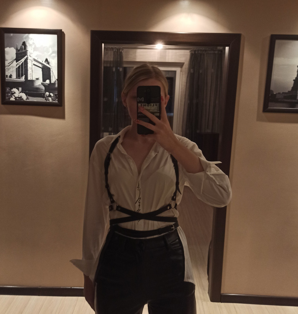 Очень хорошая портупея. Мягкая, приятная на ощупь искуственная кожа; изнаночная сторона нежная, так что скорее всего не будет натирать ткань и оставлять катышки. 

В жизни ношу размер s (мои параметры: 87-67-96), но взяла размер m, чтобы не было впритык. Скорее всего, s мне бы тоже подошел, но я взяла m с запасом и чтобы застежка была сбоку при застегивании (ну вот такие у меня приколы). Возможно, проделаю ещё пару отверстий, чтоб плотнее сидела с топиками, но с остальной одеждой сидит здорово. 

Универсальный аксессуар, можно носить с разной одеждой.