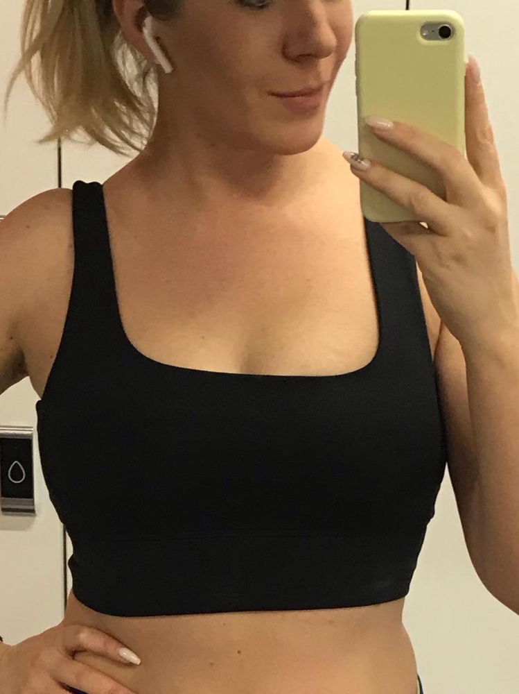 На размер 80С брала L. Не жмёт, топ сел отлично. Под футболкой незаметно. 