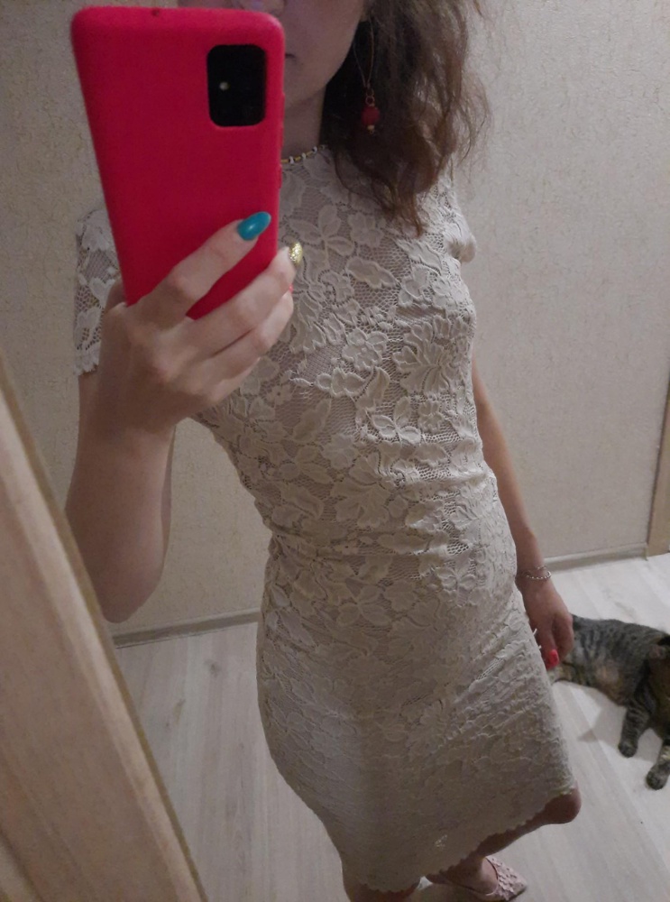 Платье красивое, но бежевый немного с розовинкой. Как пыльная роза. Везде тянется, очень комфортно. Приятно облегает не перетягивая, не выделяется белье. Но для этой суммы простовато. 1500-2000 было бы в самый раз. Забрала, тк нет времени искать другое