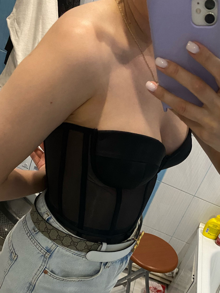 Корсет и в пир и в мир как говорится . Шнуруется легко . Я в нем и садилась и встала все отлично . Никуда ничего не съехало