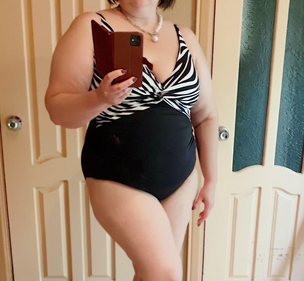 Отличный купальника, на свой рост 164, и размер 58 идеально подошёл 54 размер купальника. Лямки можно укорачивать, что даёт возможность зону подмышек сделать идеальной. Качество хорошее, подчеркнёт все достоинства вашей роскошной фигуры. Мои параметры 120-98-127. Удачных вам покупок с WB