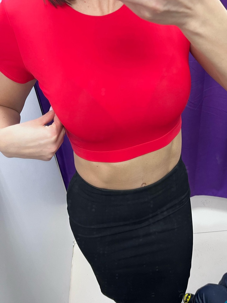 Яркая, как на фото, приятная к телу. Похожа на купальную ткань и совершенно не плотная. ПРОСВЕЧИВАЕТ, белье нужно подбирать телесное и бесшовное. Считаю своих денег не стоит(1200 р).  Фото не передает прозрачность. 