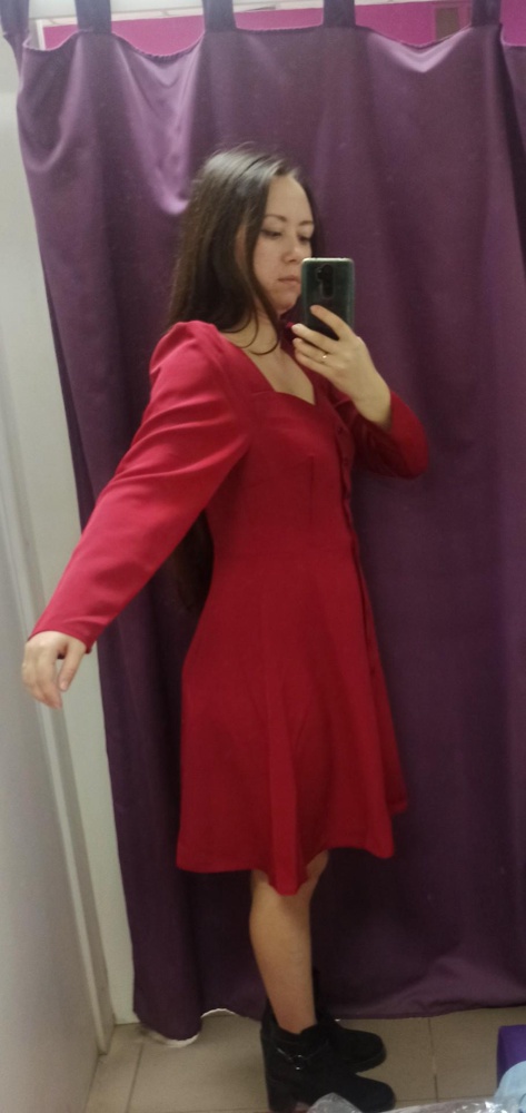 Не село на меня совсем. Я ношу обычно 44-46 размер, тип фигуры груша - небольшая грудь, объемные бёдра, плюс сейчас пополнела и стал торчать низ живота. Т.к.платье приталенное, ориентировалась по размерной таблице на талию, заказала 46. Мои параметры: ОГ 84(в белье 87), ОТ 73( но проблемное место торчащий низ живота, как у беременной, объём низа живота с боками 89), ОБ 104. 46 размер в талии сел хорошо, не жмёт, и не подчёркивает торчащий живот снизу. Но в целом смотрится нелепо, как будто я взяла погонять бабушкин плащ 🤣на многих других девушках в отзывах сидит великолепно) просто не моя модель, больше подойдёт для девушек с бОльшим размером груди. По росту тоже не подошло. У меня 160см, рукава длинные, и т.к.они без манжет, то висят. Длина моей руки от плечевой кости до запястья 54 см. Плюс пришло с браком - не хватает пуговицы, в пакете её не было (пришить самой не проблема), отказалась, но платье в целом достаточно качественное, плотная ткань). Сказала администратору про брак.