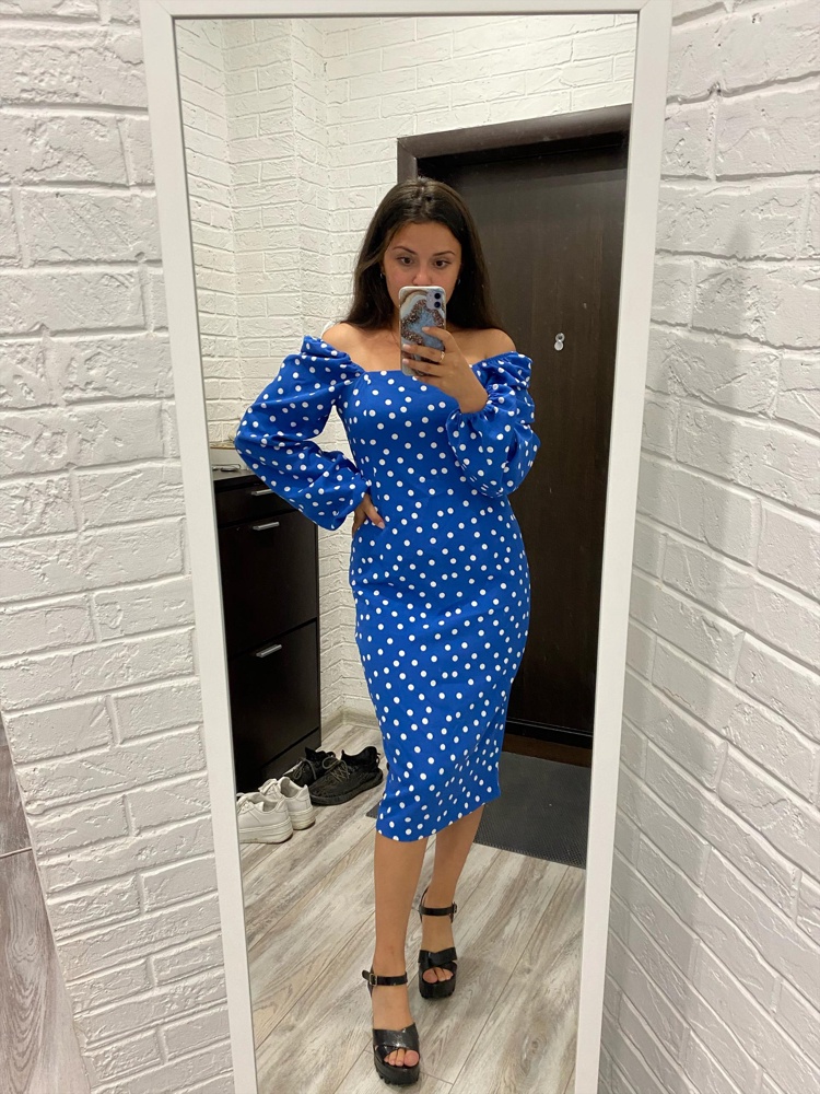 Очень приятное к телу, размер в размер, ткано тянется, рукава шикарные, цвет потрясающий, слов не хватит описать какое чудесное платье 👗 