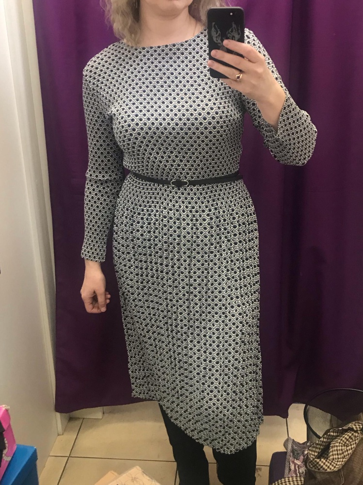 Я влюбилась в это платье, думала не налезет на 48 размер, за счёт гофрешки все хорошо село