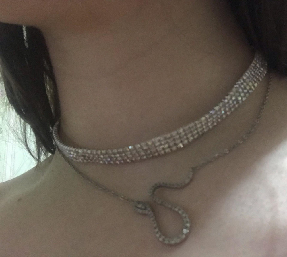 За свои деньги просто идеальный. Естественно, не на долгое пользование, окислится после пары выходов, но это окупается аккуратностью исполнения 