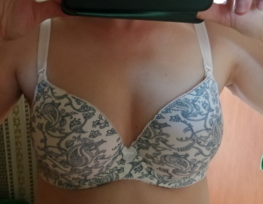 Мне очень понравился. До беременности носила 75b. Но сейчас все тесно и жмёт. Взяла 80b. Все отлично. Качество хорошее. Покупкой довольна