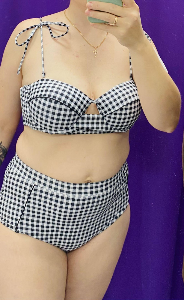 Купальник сам по себе неплохой, плавки действительно утягивают(я далеко не худышка и живот с боками после родов еще не пришли в форму),а вот верх это полный ппц,несуразный-лямки отстегиваются при примерке (пока померила, отскочили раз пять), ничего не держат, т.е. по факту, они просто декоративные, грудь ими точно не удержать. Соответственно, при плавании лиф постоянно будет съезжать, а грудь вываливаться. И под грудью образуется складка ткани,которую как я не пыталась, поправить не удалось. Отказалась в пользу другой модели.