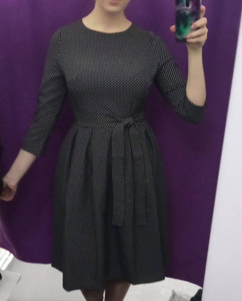 В нем комфортно, ничего не тянет не мнется не электризуется. Не хлопок конечно 100% но ткань приятная. Сшит и доставлен хорошо. Мой рост 169 размер 46