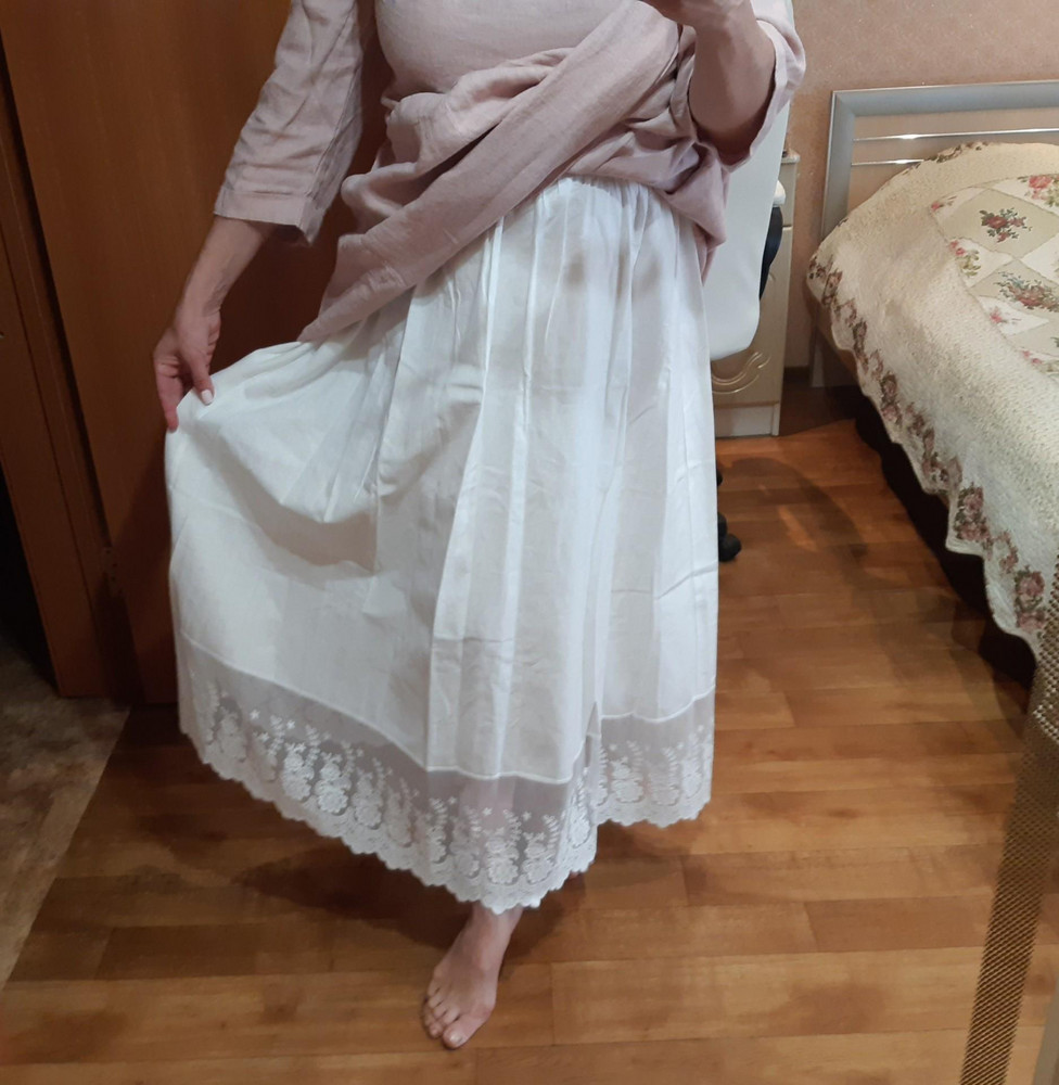 Очень красивый подъюбник. Шитье бесподобно, пошив аккуратный. На талию 85 см купила благодаря отзывам больший размер. Застегиваю на первую пуговку. Отлично подошёл к льняному платью Кайрос.