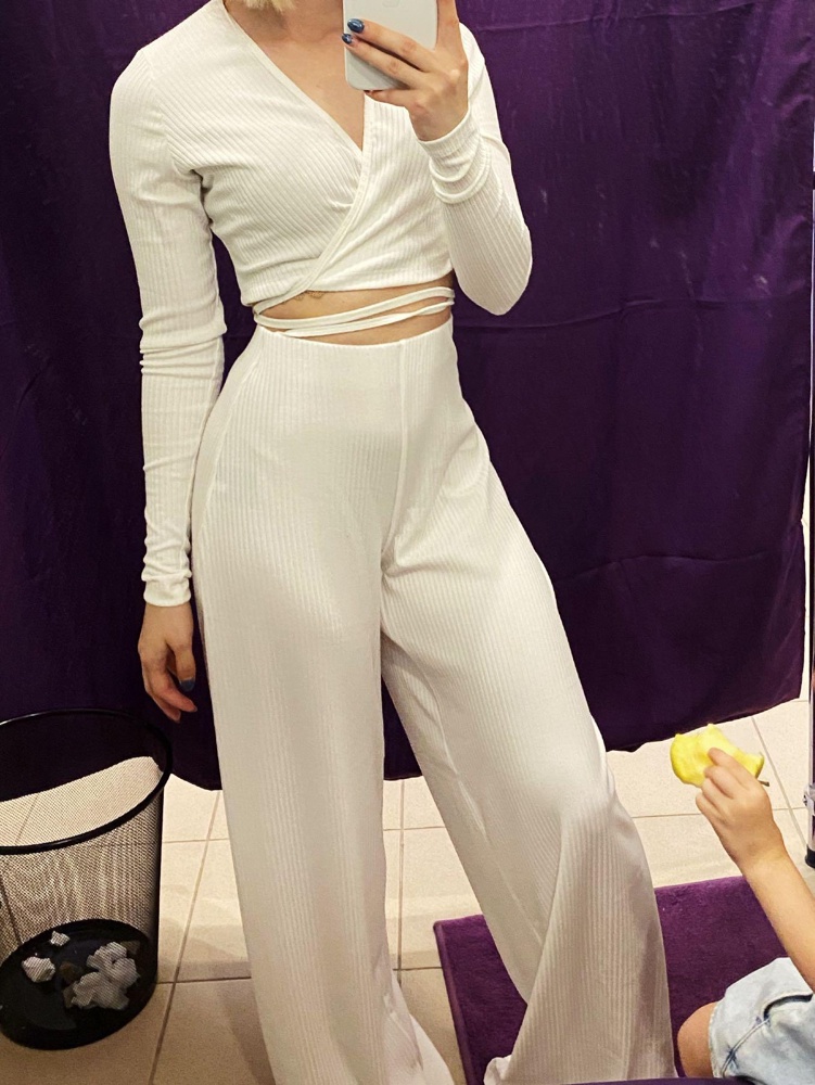 Белый цвет для супер идеальной фигуры) Забрала,посмотрим как будет в носке 