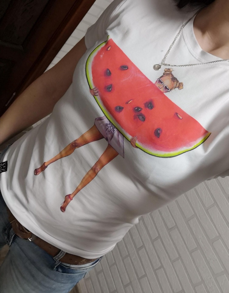 Яркий принт, хорошее качество. Брала майку в обтяжку, размер s. Если есть животик лучше взять на размер больше.