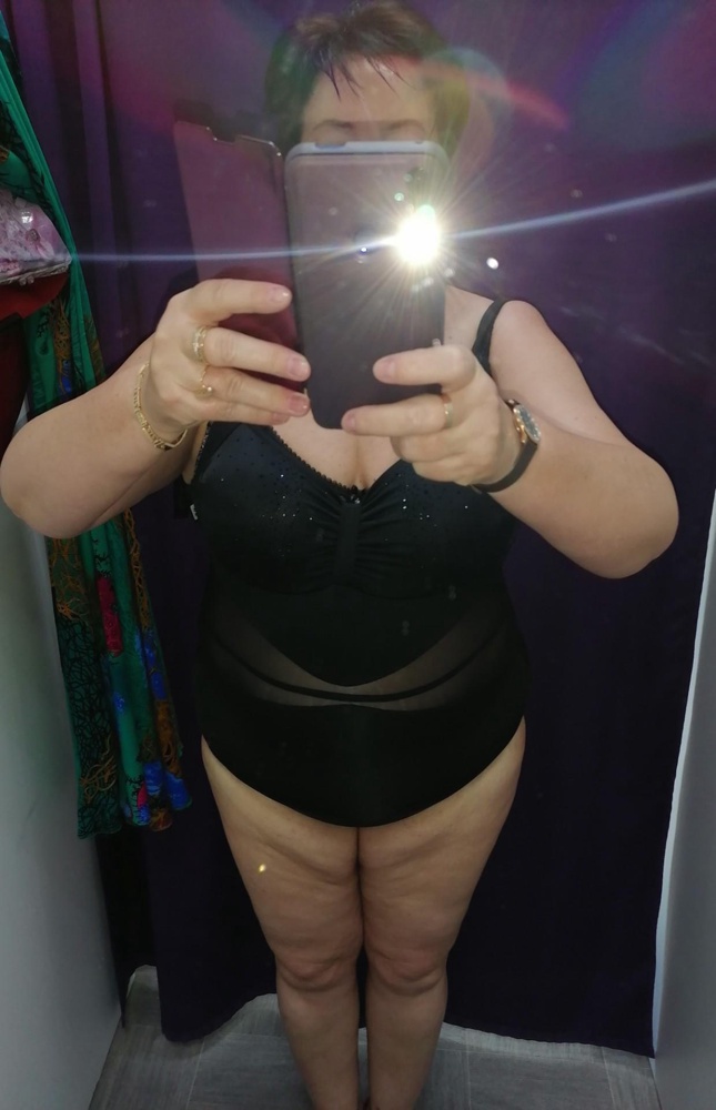 Может, купальник и отличный, но я в нем смешная) В силу возраста есть живот, который очень подчёркивают вставки из сеточки, грудь у меня не огромная, но в купальнике очень мягкий лиф и он не держит форму. Примеряла на белье, поэтому там не очень видно. Качество хорошее, отделка красивая.