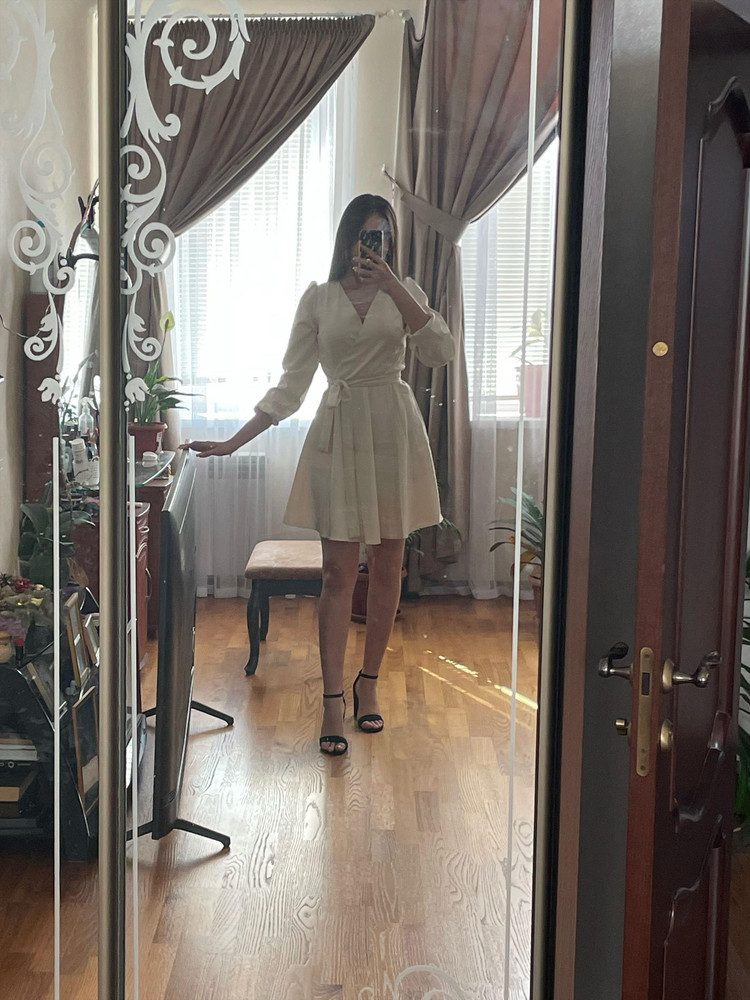 Очень красивое платье! На ог 85, от 65, об 100 - размер S подошёл идеально. Нужно только отгладить, отпарить и будет шикарно, ну и сумку под цвет туфель повесить на плечо ☺️❤️ рукава длинные, но захотелось немного покороче и просто их приподняла, выглядит более пышно) Грудь вылезает не сильно, буквально бока декольте расходятся в разные стороны и всё-слегка заколоть булавкой не проблема) Также с белым или бежевым бельём просвечивать вообще не будет, но с чёрными трусами, в которых я была при примерке этого платья, платье немного их просвечивало силуэт трусов 😂