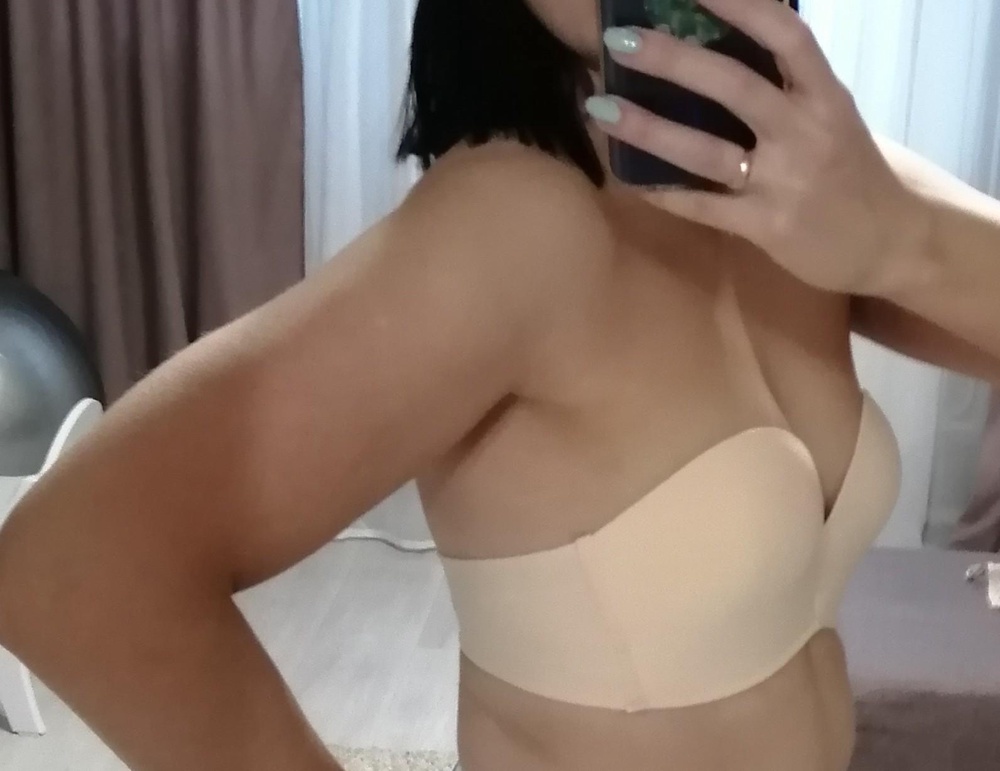 Мой размер 75В, почитав отзывы и описание товара, заказала 80В. Сел отлично, держит хорошо, не слетает при движении. Закажу ещё чёрный.