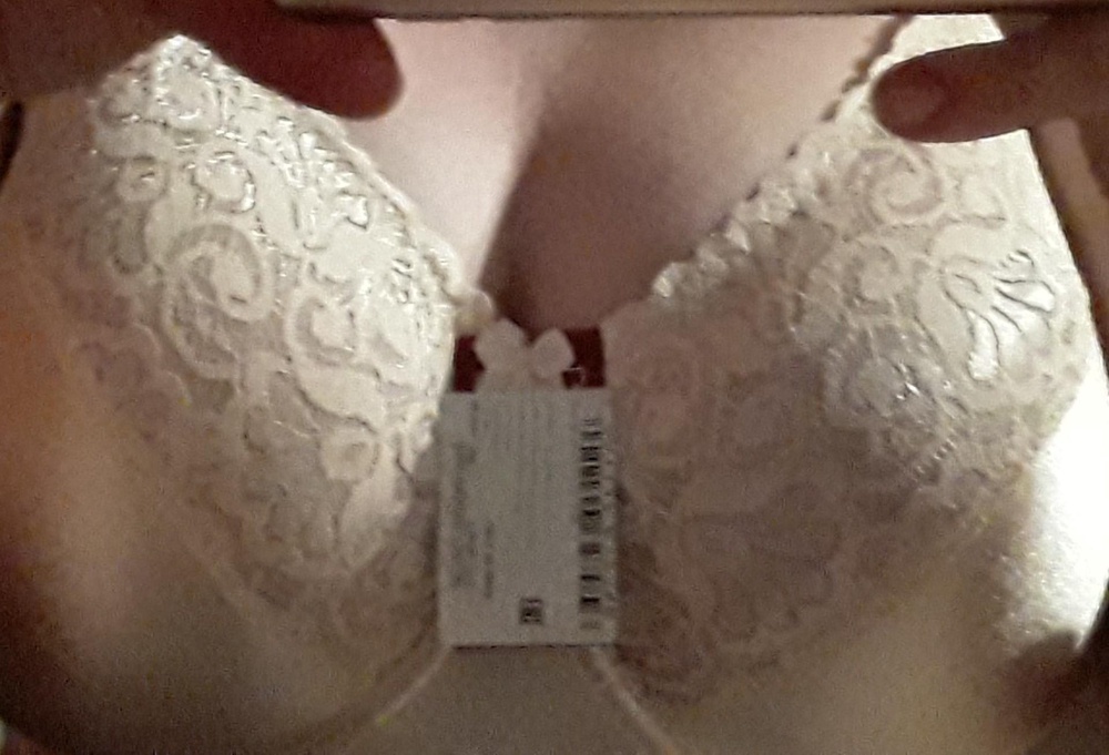 Качество огонь!действительно идет на размер меньше!если мой 80G(82/102(104)),то брала 75G.,но есть один нюанс.Быстро растянится.лямки со временем держать не будут.цвет скорее золото...