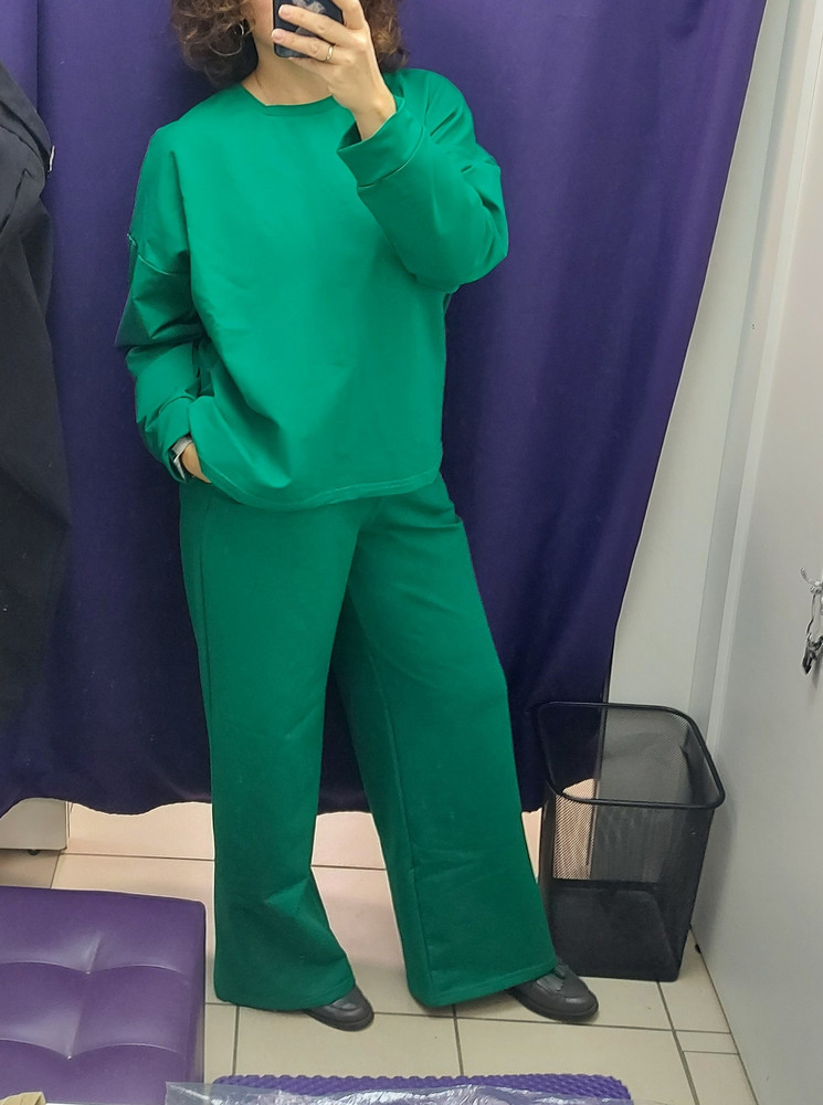 Костюм мне очень понравился. Состав синтетика, но за-то не мнется, отлично сидит и тянется. Очень удобный. 
Идёт в размер.
Мой рост 162 см, для длина - идеальна.