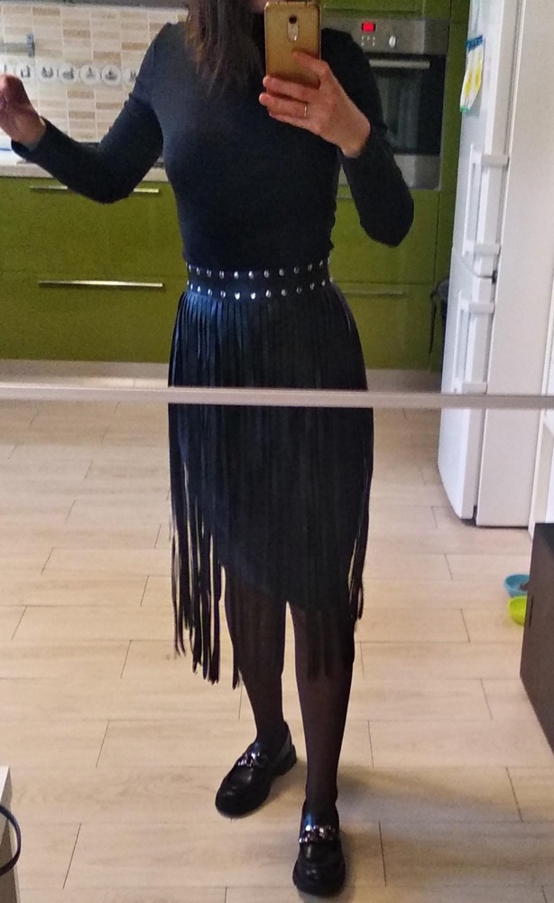 Отличный пояс.Самую простую,базовую вещь  стильно дополняет и делает образ необычным.