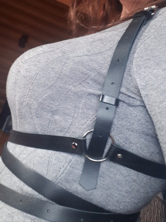 Классная штука. Взяла самый большой р-р, т.к. думала увеличить если что, НО там везде клёпки! Поэтому мне повезло, что я в него влезла. Мои параметры:  ОГ/ОТ  104/90. Если у вас р-ры побольше - не рискуйте. Я влезла прям с натягом)))