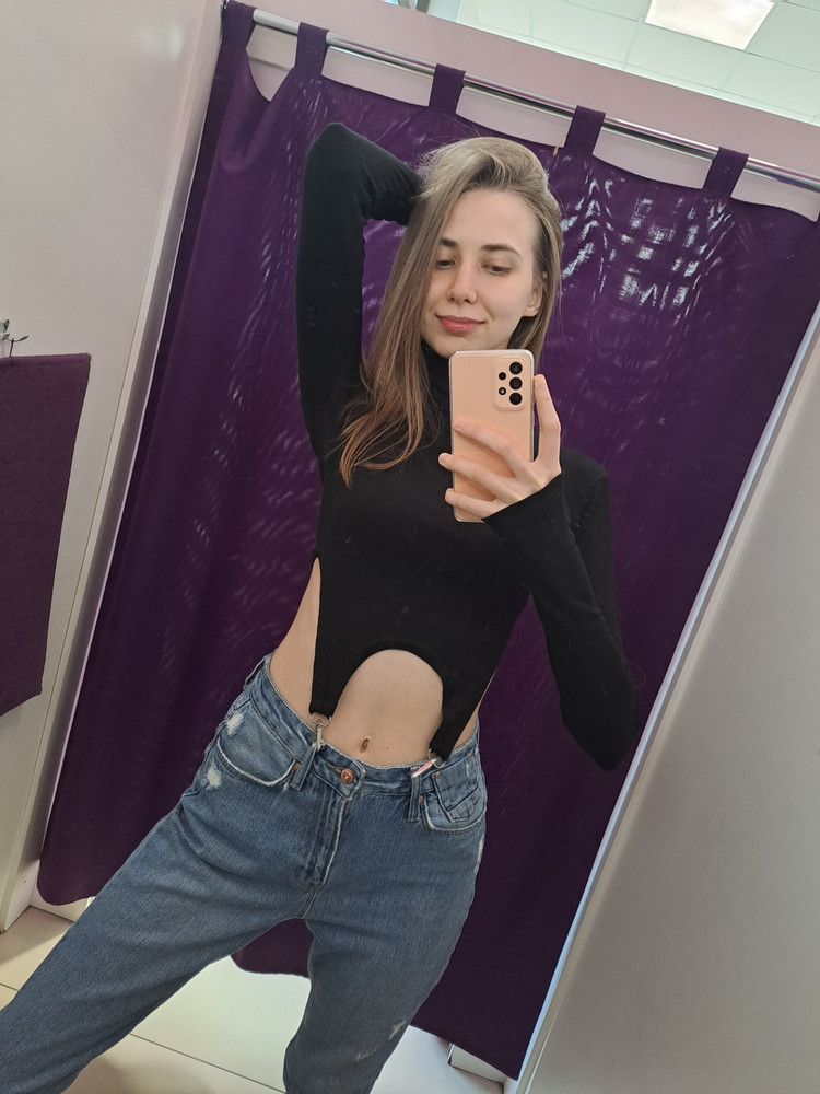 Качество кофты просто 100/10. Очень элегантная и сексуальная одновременно, делает образ с джинсами более женственным. Рукава длинные, а не как обычно)) Довольна очень, взяла на вооружение этот магазин