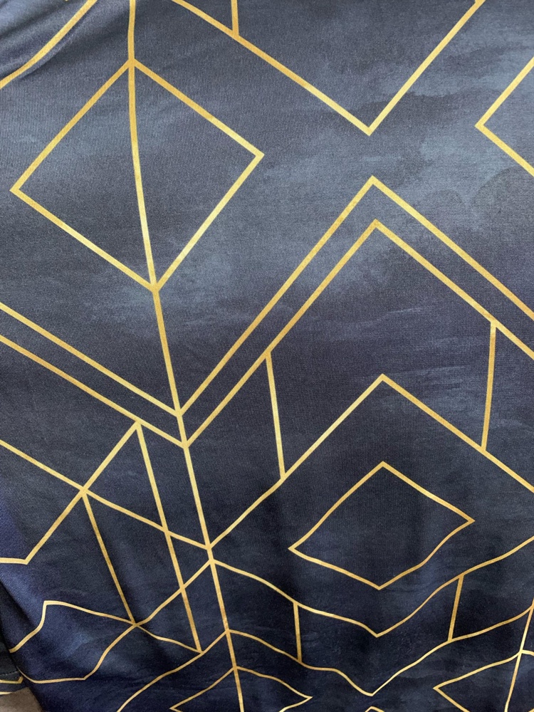 Вообще, когда достала, подумала, что это за разводы? Но потом пригляделась к фото и поняла, что это я сама виновата. Внимательнее надо было смотреть. Пролетела с размером, с расцветкой. Не понравилось совсем. 