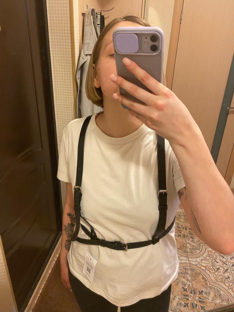 Пришла меньше чем за сутки, это вообще огонь 😎 упаковка оставляет желать лучшего, но пришло все целое. Пахнет кожей прекрасно. Все регулируется, изделие отличное. Покупала, что бы с платьем носить, но оно ещё не пришло 😂 с футболкой тоже неплохо. Взяла 48/50 на ОТ 70, ОГ 98-есть ещё отверстия, куда ослабить или затянуть, думаю даже на верхнюю одежду налезет) 