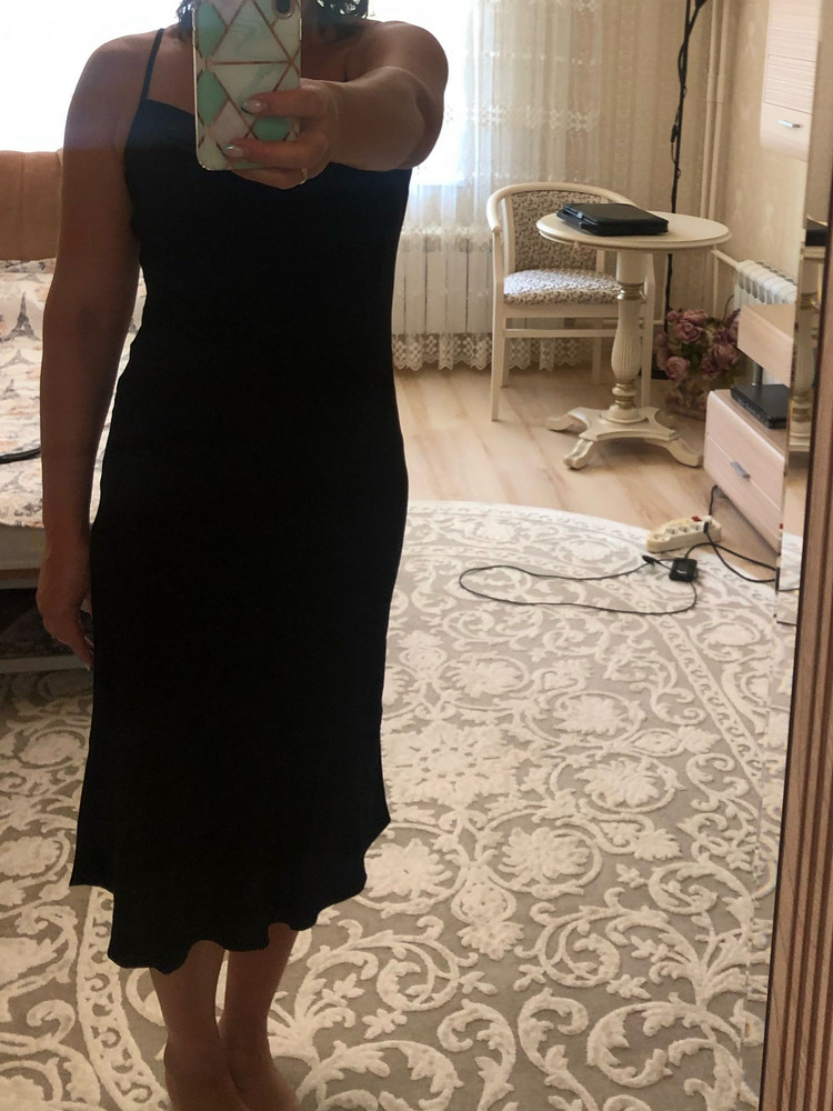 Начитавшись отзывов о кривых,перекошенные швах…всё-таки рискнула заказать это платье в чёрном цвете)Очень уж понравилась модель!Платье пришло из приятного струящегося материала(хлопок,ощущение такое) на мой 46 с аккуратным бюстом село замечательно!Шовчики все ровные, класссссссно-👍И задумка хороша и исполнение!!!5+++++++++++++Надеюсь стирку перенесёт тоже на 5.Пожелание нам всем-если фигура подкачала -напирать на сардельку изящную модель даже ге надо пытаться…швы убегут от вас в разные стороны🙈Будем самокритичны и подбираем одежку уместную фигуре)Спасибо создателям модели и исполнителям оной❤️В нем удобно ,уютно и красиво)Изящное платье-уместное для любого случая 💐