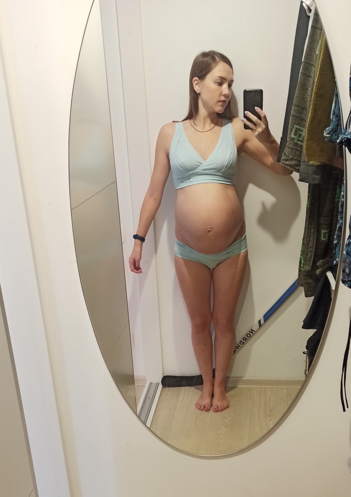 Совершенно непонятно, по каким лекалам это шили и на каких женщин. Верх подошёл идеально по размеру, но стоило пару раз поднять руки, как резинка спереди залезла на груди, а сзади наоборот образовалась складка, это как?🤔 Трусы по размеру подошли, но сзади абсолютно убого выглядят. И согласна с многими - швы неприятно врезаются в паху. То есть трусы одного размера, а проймы для ног от другого размера что ли? Извините, возврат.