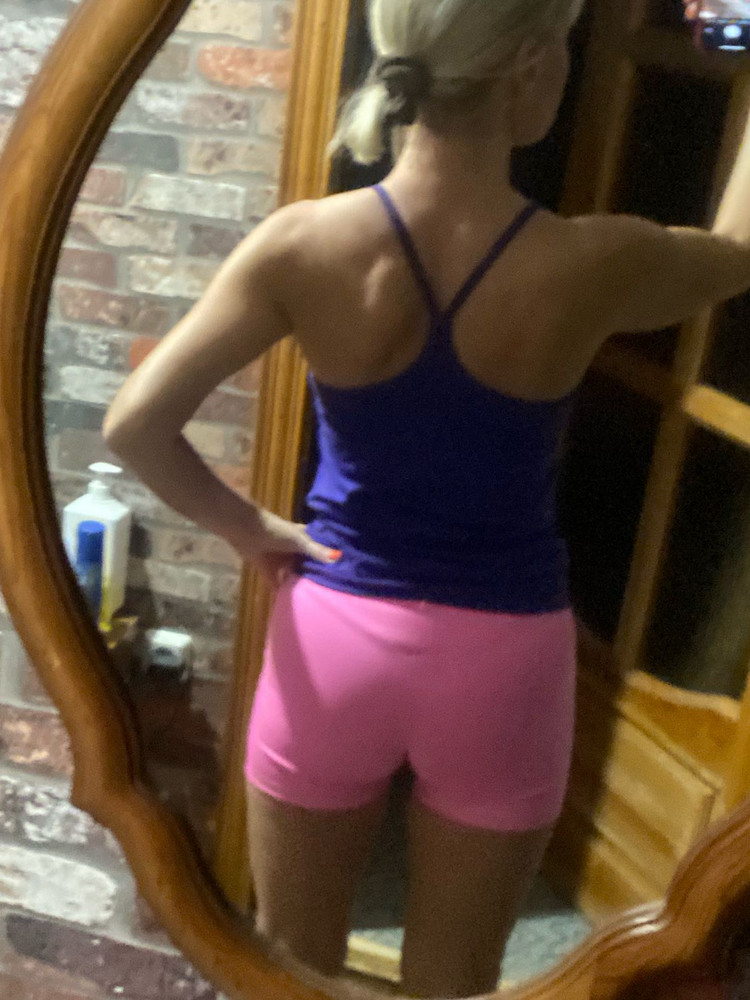 Ну прям захотелось розовые шорты))) Вот как-то так получилось) Нормальные. Желательно белье бесшовное. Единственная досада, что купила за 798, а потом стала 590…