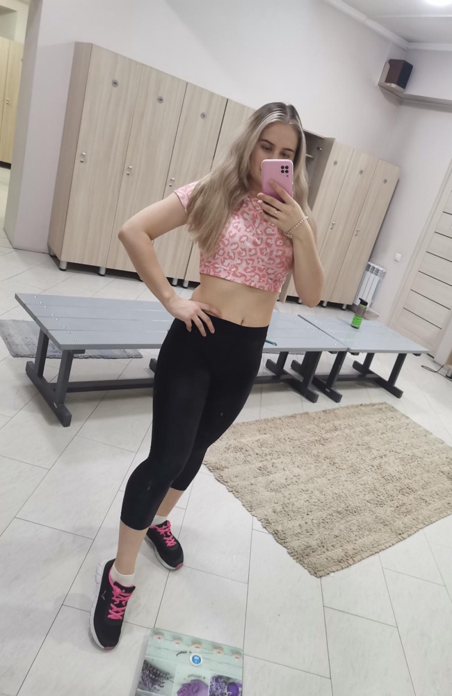 Отличный топ 🔥 ношу 44, заказала М. Все подошло, нигде ничего не давит. Внизу резинки нет, но ничего не задирается, сидит как надо 👍🏻