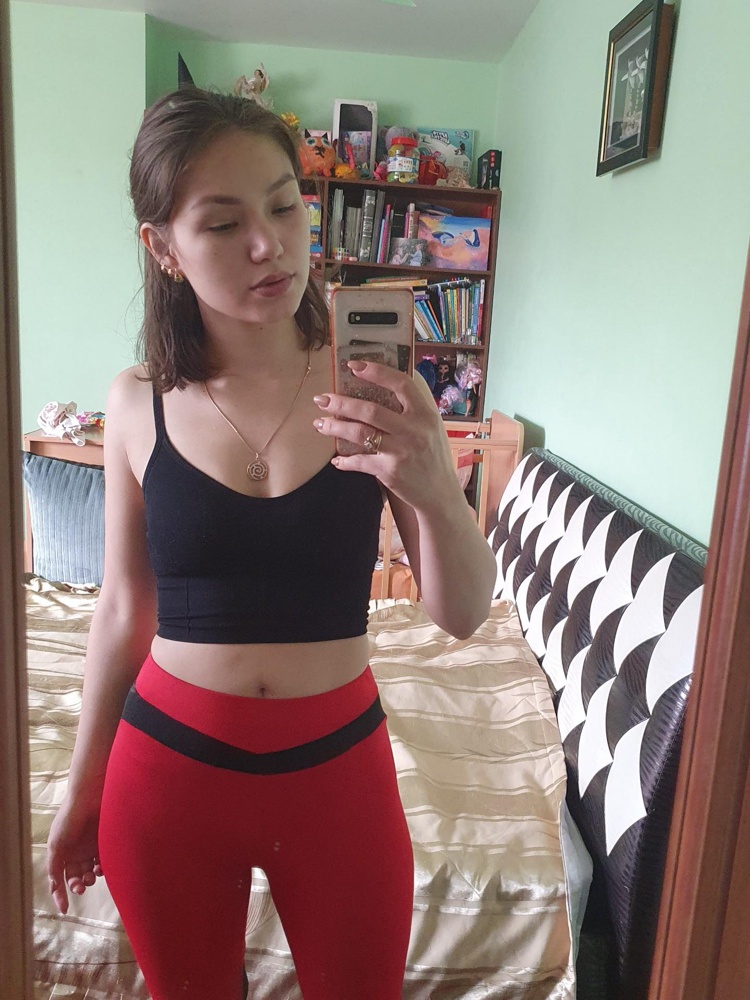 Топ крутой! Идеально подойдет и под маленькую грудь и под большую. Спинка красиво смотрится. Качество отличное. Единственное, на ткань все липнет.