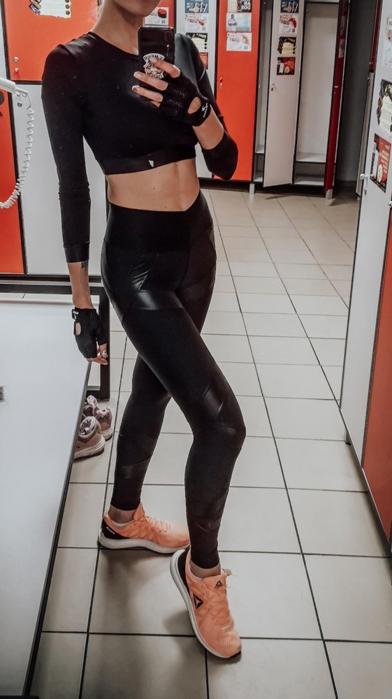 Заказывала вместе с тайтсами от bona. Размеры будто из головы берутся, если честно. S тайтсы - сели отлично, а M рашгард в руках минимум 5 см не дотягивает (на фото видно, как его приходится носить). Взяла, потому что просто не хотела волокиты с возвратом денег.  В остальном претензий нет.