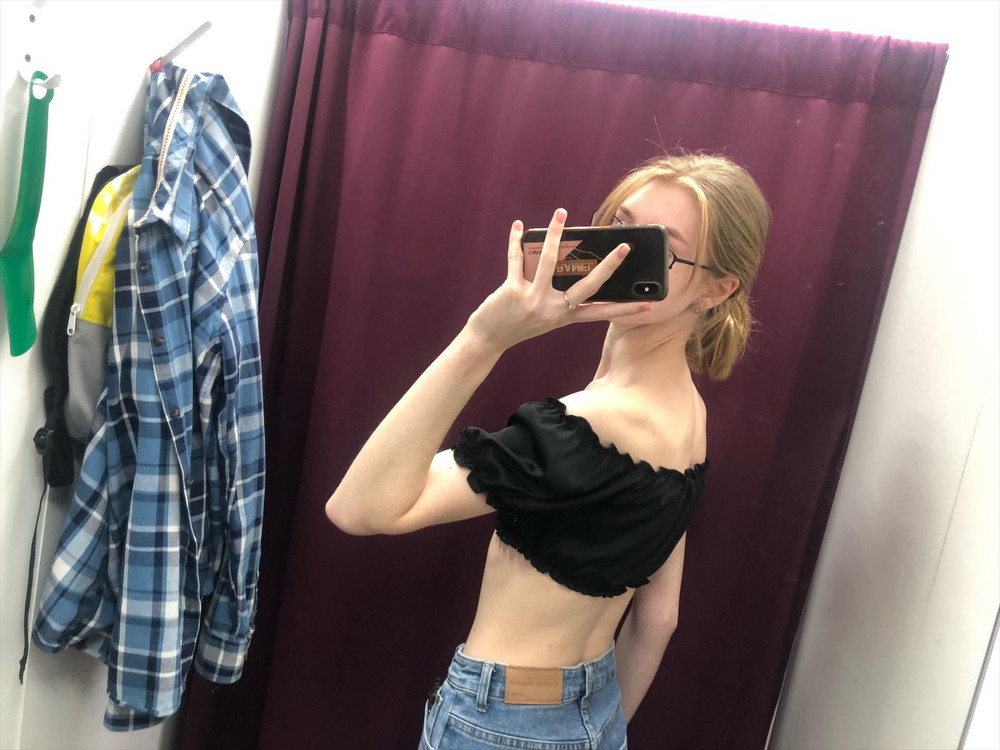 приятное к телу, нитки нигде не торчат, за такую цену просто находка 