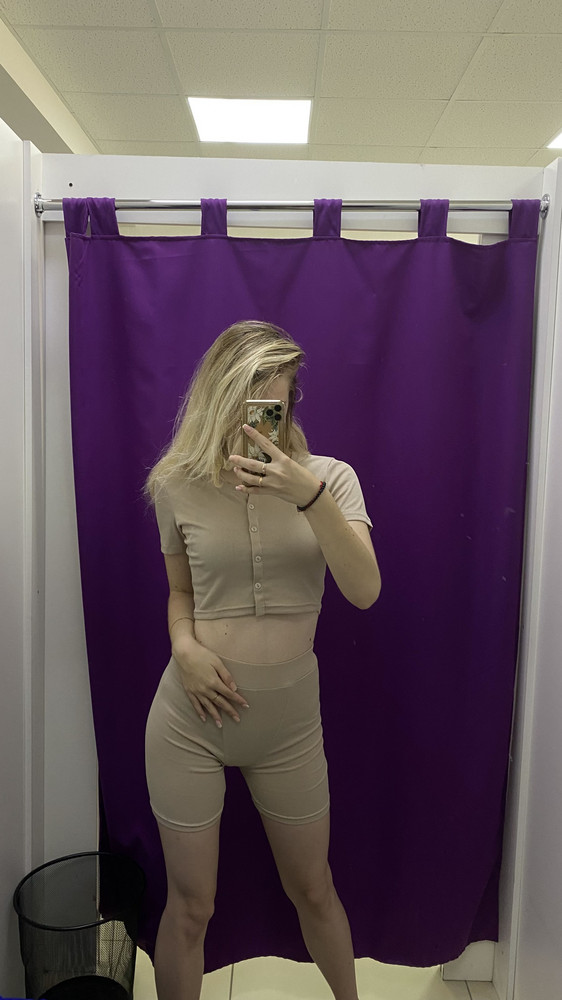 Очень приятная ткань, но странновато сидят шорты сзади, не сказать что малы, но как будто нехватает места или посадка не совсем типичная + явно подчёркивает недостатки. Просвечивает совсем немного даже с темным бельём, но из-за шорт возврат всё-таки 