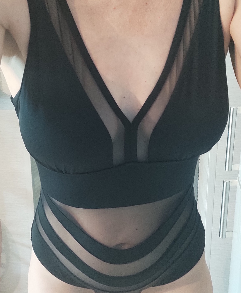 🔥🔥🔥Шикарный купальник!!! 
Долго искала совместный купальник, этот сел шикарно 👍🏻, наверное можно было  на размер меньше взять , но не факт что сел бы лучше) мой ОГ 86см  ( можно смело брать и на  100см ) , ОТ 75см, рост 170.  Тянется !