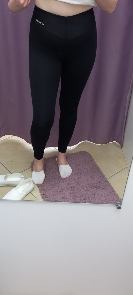 Покупкой довольна, все как на фото . Запаха нет , но есть одно но из-за чего собственно снизила оценку. Размер вроде как соответствует ,по ногам все хорошо, но моя тощая опа еле влезла то есть где ткань как стринги она очень плохо тянется.