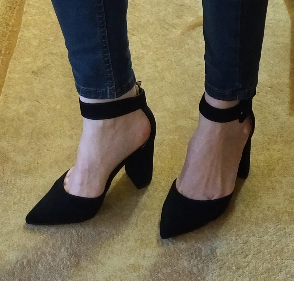 Туфельки просто нереальные! Начитавшись отзывов на свой 36 рискнула заказать 35. Подошли идеально! Очень комфортные, мягкие, удобные! Каблук не чувствуется совсем! Очень удобно сделан ремешок, он свободно двигается, поэтому пряжку можно передвинуть чтобы не давила на косточку, как в некоторых моделях, где ремешок закреплён. Очень нежно смотрится носик ) Спасибо производителю и ВБ за быструю доставку!