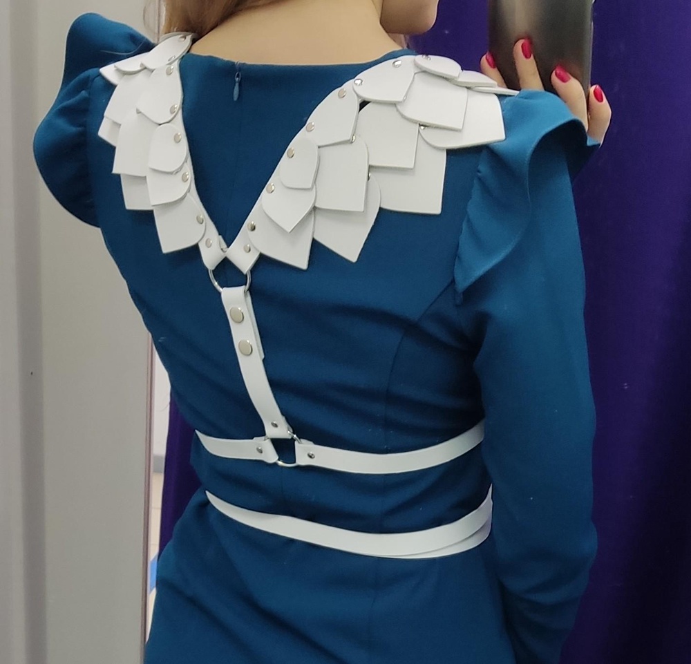 Не могу поставить высокую оценку. Пёрышки на крылышках сделаны из разных видов кож. Некоторые мохнатые- недовыделанная кожа какая-то, сыпется. Брала ко дню Валентина. По размеру не совпадает, побежала делать дополнительные дырки в ремне. Мох пришлось экстренно замазывать лаком для ногтей. За такую цену, можно было качество уж как-то соблюдать? Идея украшения интересная, но качество расстроило. Отзыв оставляю со второй попытки, первый раз не дали, заблочили.