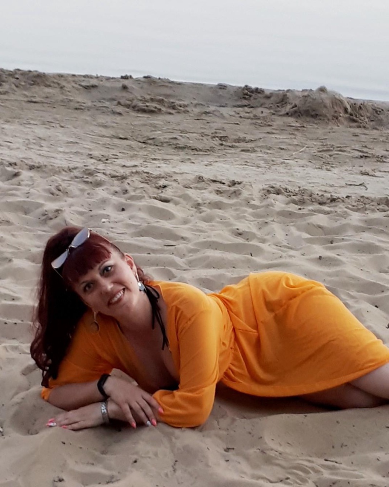 Пляжный халатик-отличная идея для пляжного отдыха!Заявленный цвет жёлтый,прислали оранжевый.И даже к лучшему!😍Сшит аккуратно,без торчащих ниток.На рост 168 при 48 размере сидит благополучно.Ощущаю себя в нём достаточно комфортно.🤩