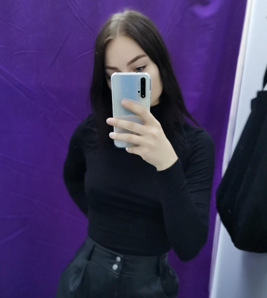 Водолазка шикарная, на холода не пойдёт, потому что очень тонкая, но сидит отлично, на теле не ощущается практически, подчёркивает фигуру, в общем я довольна)
Правда работникам склада следовало бы более бережно относится к вещам, пришла с пятном, но отстиралась.