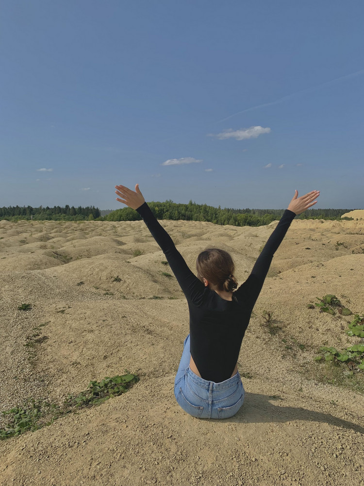 Классная вещь, материал очень приятный.Мои цифры (76-64-79) рост 153, заказала xs сел прям в притык, у кого цифры больше советую брать на размер больше. Минус звезда за то что, торчали нитки на рукавах и когда сидишь уж очень сильно впивается в попу задняя часть боди, когда встаёшь еле отлепляешь от тела🤭