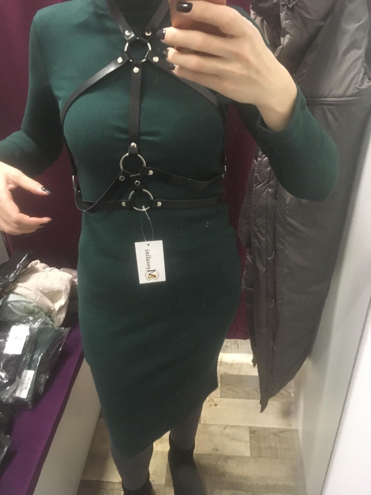 Качество - супер! Кожа натуральная. Взяла другую модель. Эта для смелых) ну и с размером видимо не угадала, не хватило дырочек. На двух первых фото придерживаю сзади рукой.